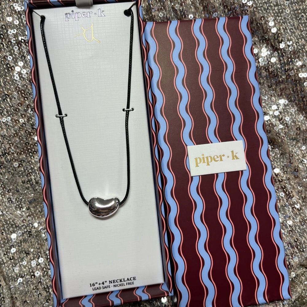 NWT ⚜️🖤⚜️ Piper K Beautiful Silver Tone Pendant Necklace - Picture 6 of 7